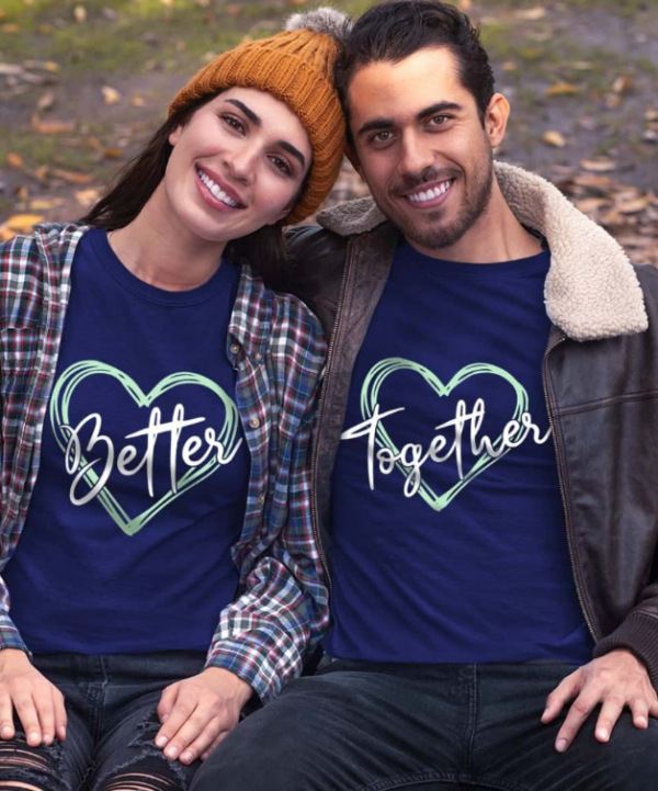 Baju dengan motif senada yang saling melengkapi